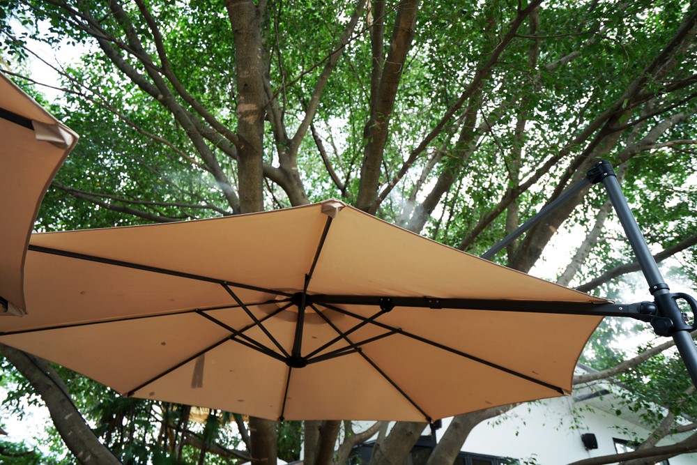 4 redenen waarom je een grote parasol in je tuin wilt #parasol #tuin #zonwering